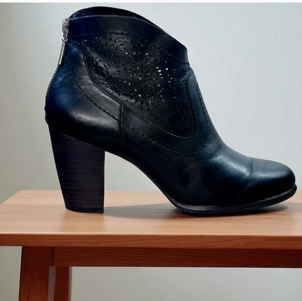 UGG Charlotte Perferated Ankle Boots 7.5
Black Leather Back Zipper Stacked Heel